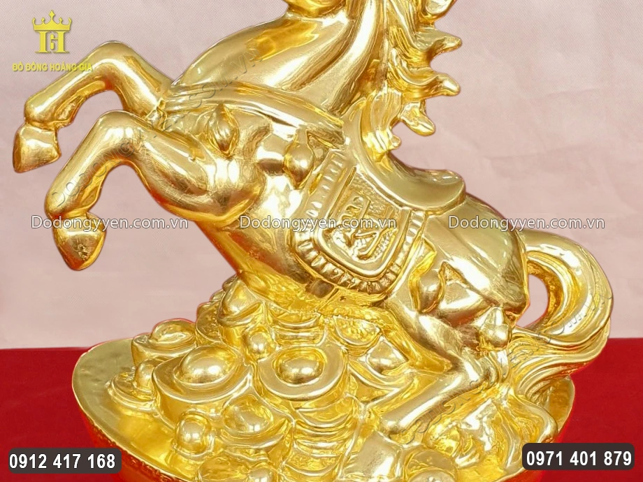 Chữ T&agrave;i được chạm khắc nổi sắc n&eacute;t